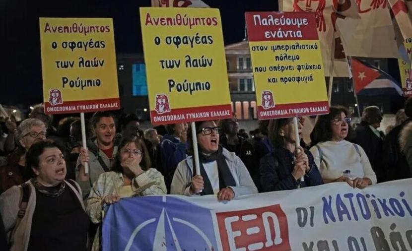 مظاهرة ضخمة بأثينا.. طلاء أحمر وحواجز شرطة تجمّدان المسيرة أمام السفارة الأمريكية