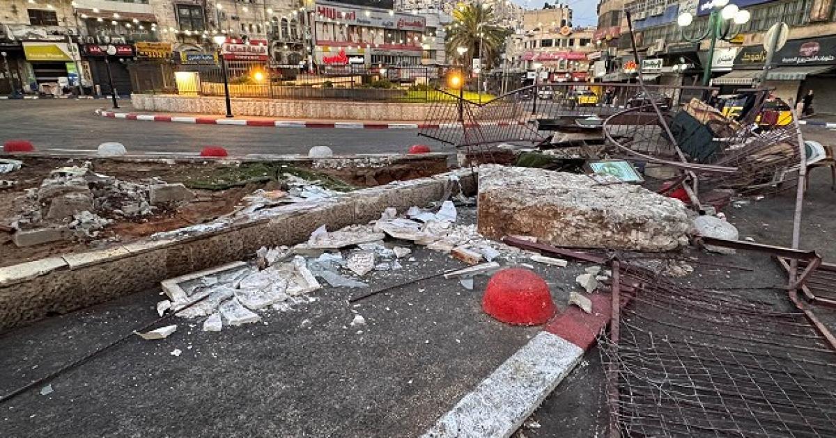 اقتحام نابلس وحظر تجول.. اعتقال صحفيين وهدم نصب تذكارية للشهداء